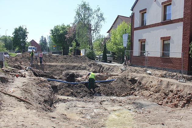 Na Waryńskiego odsłonięto fundamenty średniowiecznej baszty