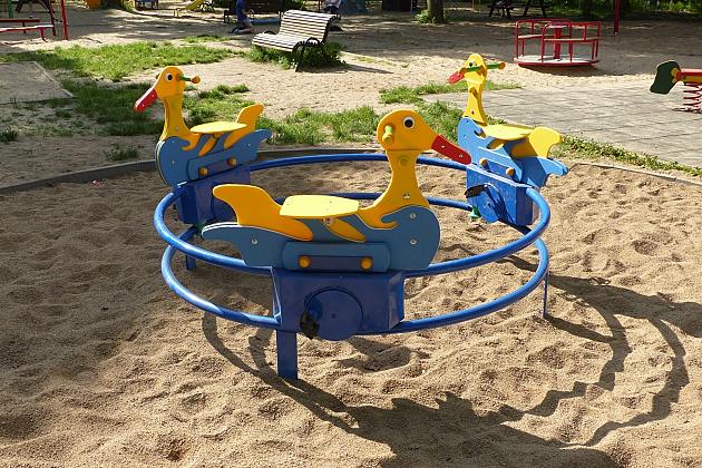 Nowe urządzenia na placu zabaw w Parku Chrobrego