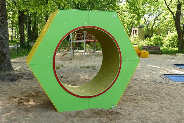 Nowe urządzenia na placu zabaw w Parku Chrobrego