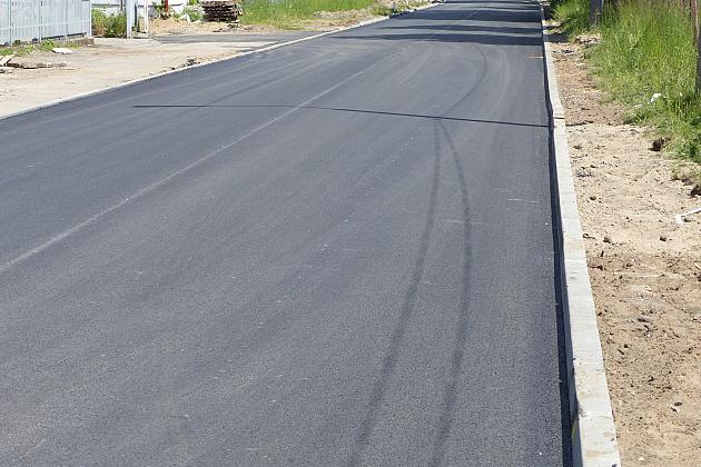Asfalt zamiast betonowych płyt. Remont Zwarowskiej zakończony