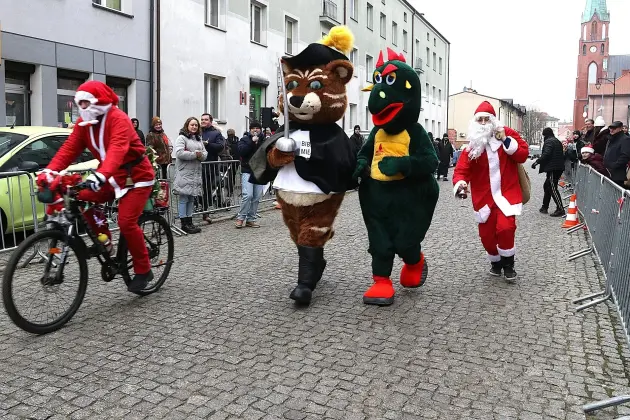 Uczennice z SP7 i uczniowie z Nowej Wsi Lęborskiej najszybsi w 33. Biegach Mikołajkowych w Lęborku