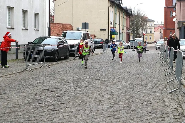 Uczennice z SP7 i uczniowie z Nowej Wsi Lęborskiej najszybsi w 33. Biegach Mikołajkowych w Lęborku