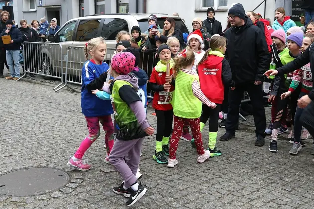 Uczennice z SP7 i uczniowie z Nowej Wsi Lęborskiej najszybsi w 33. Biegach Mikołajkowych w Lęborku