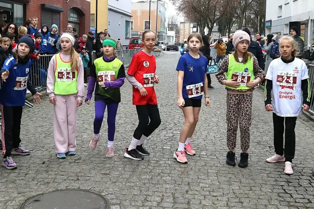 Uczennice z SP7 i uczniowie z Nowej Wsi Lęborskiej najszybsi w 33. Biegach Mikołajkowych w Lęborku