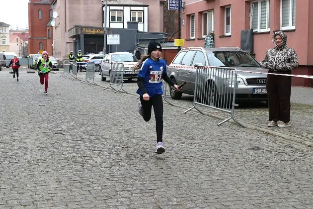 Uczennice z SP7 i uczniowie z Nowej Wsi Lęborskiej najszybsi w 33. Biegach Mikołajkowych w Lęborku