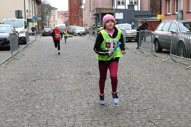 Uczennice z SP7 i uczniowie z Nowej Wsi Lęborskiej najszybsi w 33. Biegach Mikołajkowych w Lęborku