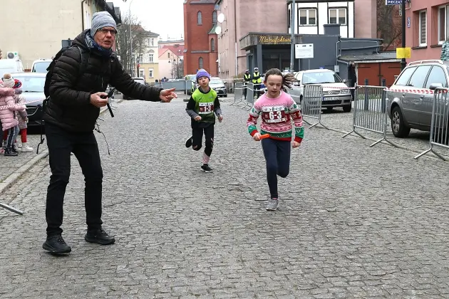 Uczennice z SP7 i uczniowie z Nowej Wsi Lęborskiej najszybsi w 33. Biegach Mikołajkowych w Lęborku