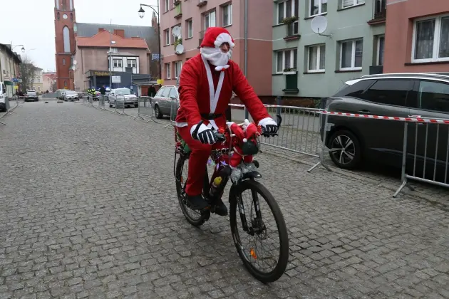 Uczennice z SP7 i uczniowie z Nowej Wsi Lęborskiej najszybsi w 33. Biegach Mikołajkowych w Lęborku