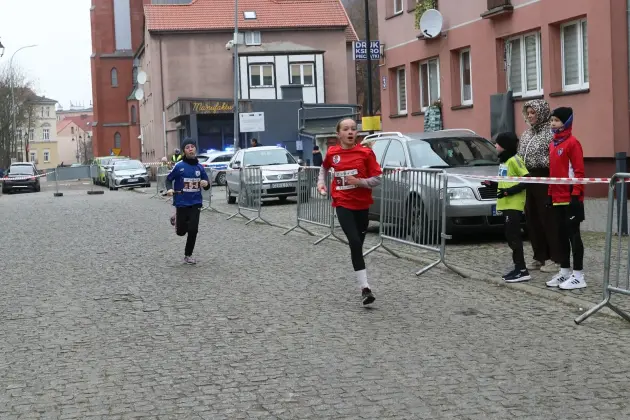 Uczennice z SP7 i uczniowie z Nowej Wsi Lęborskiej najszybsi w 33. Biegach Mikołajkowych w Lęborku