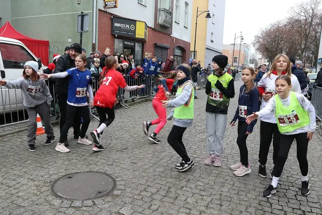 Uczennice z SP7 i uczniowie z Nowej Wsi Lęborskiej najszybsi w 33. Biegach Mikołajkowych w Lęborku