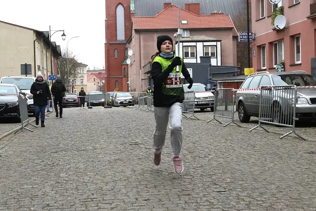 Uczennice z SP7 i uczniowie z Nowej Wsi Lęborskiej najszybsi w 33. Biegach Mikołajkowych w Lęborku