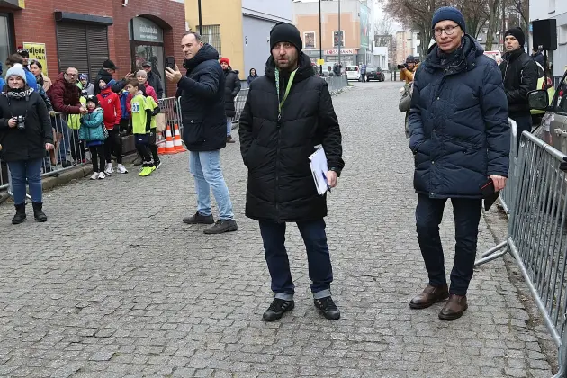 Uczennice z SP7 i uczniowie z Nowej Wsi Lęborskiej najszybsi w 33. Biegach Mikołajkowych w Lęborku