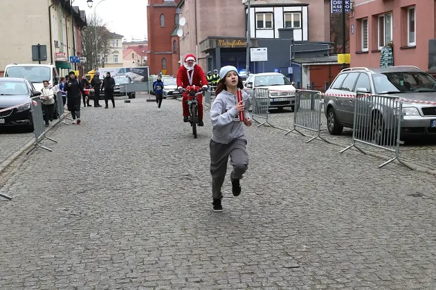 Uczennice z SP7 i uczniowie z Nowej Wsi Lęborskiej najszybsi w 33. Biegach Mikołajkowych w Lęborku