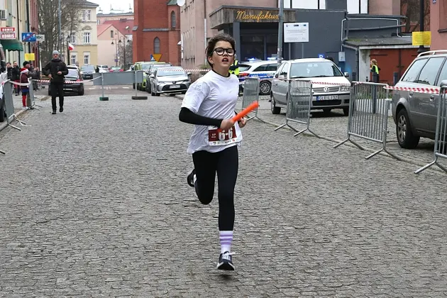 Uczennice z SP7 i uczniowie z Nowej Wsi Lęborskiej najszybsi w 33. Biegach Mikołajkowych w Lęborku