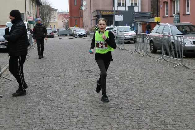 Uczennice z SP7 i uczniowie z Nowej Wsi Lęborskiej najszybsi w 33. Biegach Mikołajkowych w Lęborku