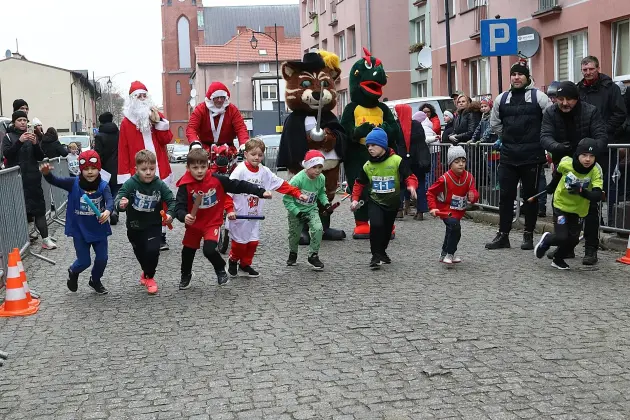 Uczennice z SP7 i uczniowie z Nowej Wsi Lęborskiej najszybsi w 33. Biegach Mikołajkowych w Lęborku