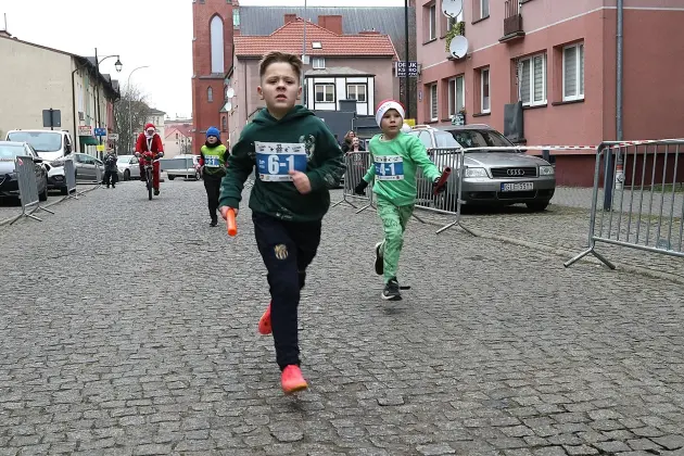 Uczennice z SP7 i uczniowie z Nowej Wsi Lęborskiej najszybsi w 33. Biegach Mikołajkowych w Lęborku