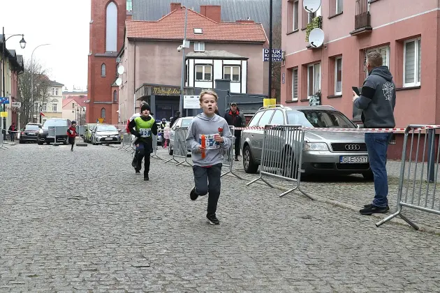 Uczennice z SP7 i uczniowie z Nowej Wsi Lęborskiej najszybsi w 33. Biegach Mikołajkowych w Lęborku