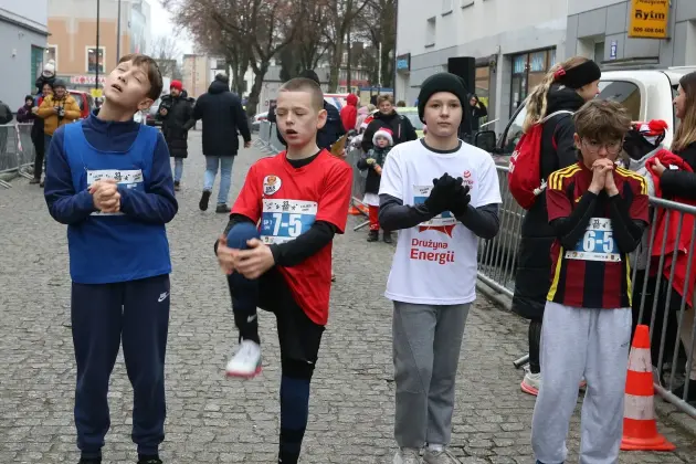 Uczennice z SP7 i uczniowie z Nowej Wsi Lęborskiej najszybsi w 33. Biegach Mikołajkowych w Lęborku