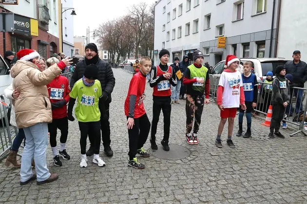 Uczennice z SP7 i uczniowie z Nowej Wsi Lęborskiej najszybsi w 33. Biegach Mikołajkowych w Lęborku