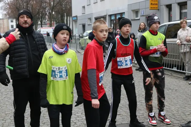 Uczennice z SP7 i uczniowie z Nowej Wsi Lęborskiej najszybsi w 33. Biegach Mikołajkowych w Lęborku