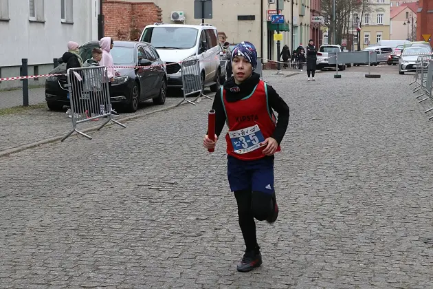 Uczennice z SP7 i uczniowie z Nowej Wsi Lęborskiej najszybsi w 33. Biegach Mikołajkowych w Lęborku