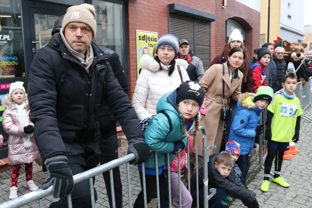 Uczennice z SP7 i uczniowie z Nowej Wsi Lęborskiej najszybsi w 33. Biegach Mikołajkowych w Lęborku