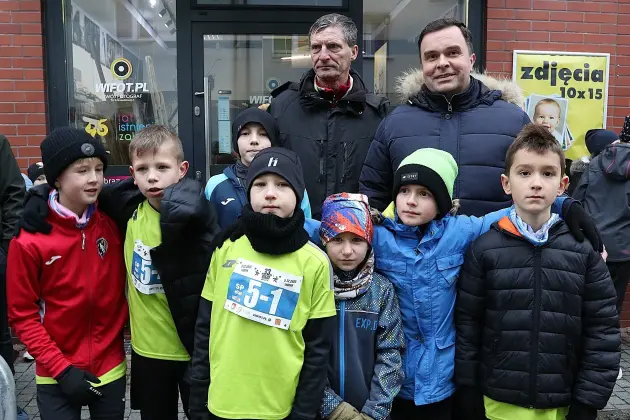 Uczennice z SP7 i uczniowie z Nowej Wsi Lęborskiej najszybsi w 33. Biegach Mikołajkowych w Lęborku