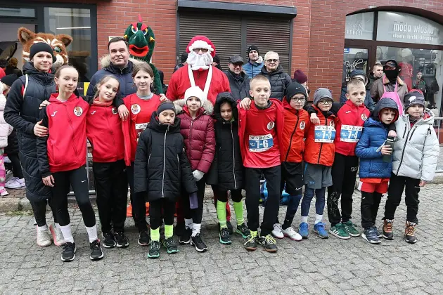 Uczennice z SP7 i uczniowie z Nowej Wsi Lęborskiej najszybsi w 33. Biegach Mikołajkowych w Lęborku