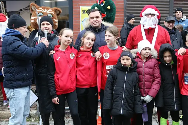 Uczennice z SP7 i uczniowie z Nowej Wsi Lęborskiej najszybsi w 33. Biegach Mikołajkowych w Lęborku