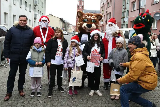 Uczennice z SP7 i uczniowie z Nowej Wsi Lęborskiej najszybsi w 33. Biegach Mikołajkowych w Lęborku