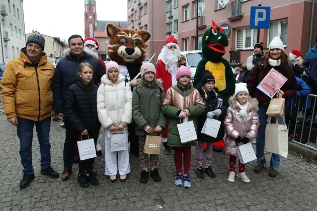 Uczennice z SP7 i uczniowie z Nowej Wsi Lęborskiej najszybsi w 33. Biegach Mikołajkowych w Lęborku