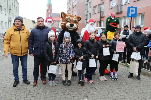 Uczennice z SP7 i uczniowie z Nowej Wsi Lęborskiej najszybsi w 33. Biegach Mikołajkowych w Lęborku