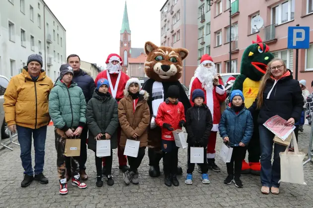 Uczennice z SP7 i uczniowie z Nowej Wsi Lęborskiej najszybsi w 33. Biegach Mikołajkowych w Lęborku