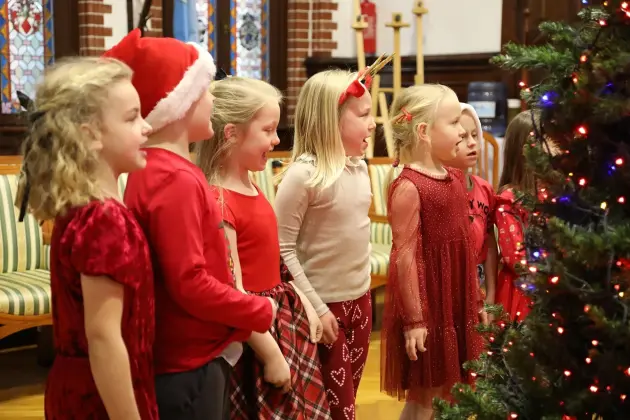 Małe rączki, wielka magia – choinka w Ratuszu udekorowana!