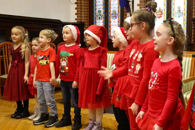 Małe rączki, wielka magia – choinka w Ratuszu udekorowana!