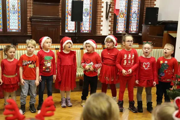 Małe rączki, wielka magia – choinka w Ratuszu udekorowana!