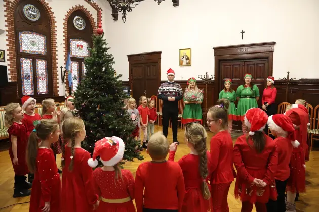 Małe rączki, wielka magia – choinka w Ratuszu udekorowana!