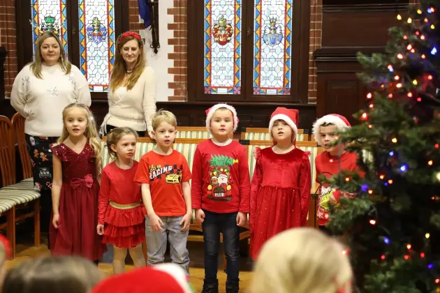 Małe rączki, wielka magia – choinka w Ratuszu udekorowana!
