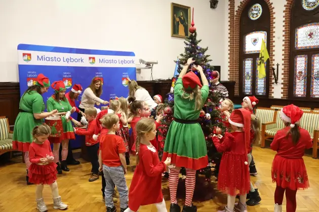 Małe rączki, wielka magia – choinka w Ratuszu udekorowana!