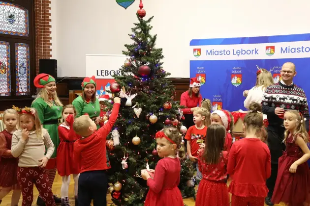 Małe rączki, wielka magia – choinka w Ratuszu udekorowana!