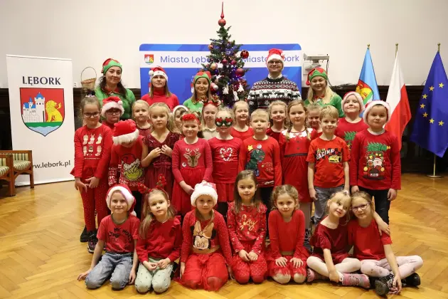 Małe rączki, wielka magia – choinka w Ratuszu udekorowana!