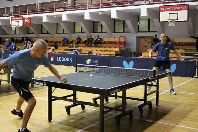Tenis stołowy łączy pokolenia: od 10 do 83 lat na lęborskich mistrzostwach