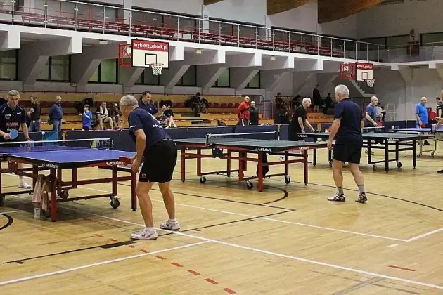 Tenis stołowy łączy pokolenia: od 10 do 83 lat na lęborskich mistrzostwach