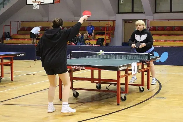 Tenis stołowy łączy pokolenia: od 10 do 83 lat na lęborskich mistrzostwach