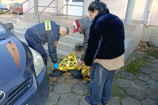 Apel służb miejskich o zwracanie uwagi na osoby potrzebujące pomocy