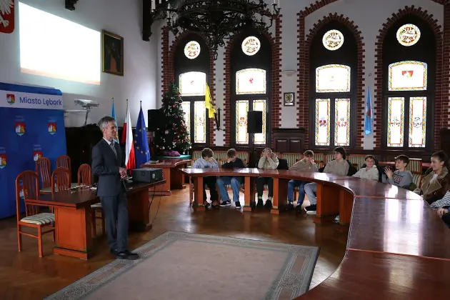 W ratuszu lekcja obywatelska dla uczniów Społecznej Językowej Szkoły Podstawowej