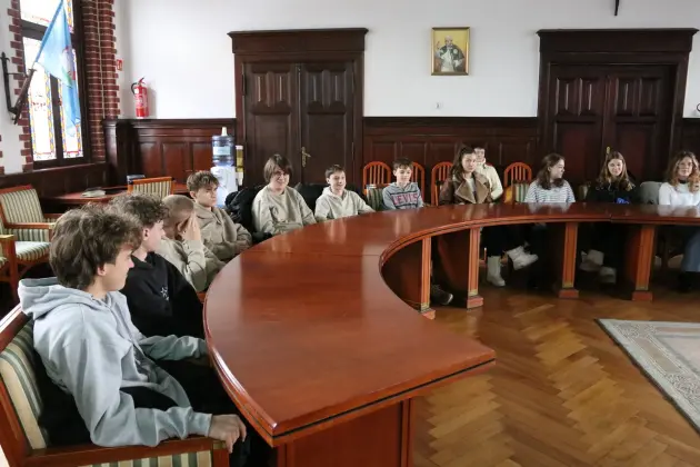 W ratuszu lekcja obywatelska dla uczniów Społecznej Językowej Szkoły Podstawowej