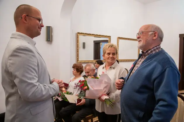 Złote Gody w lęborskim ratuszu – dwie pary świętowały 50-lecie małżeństwa