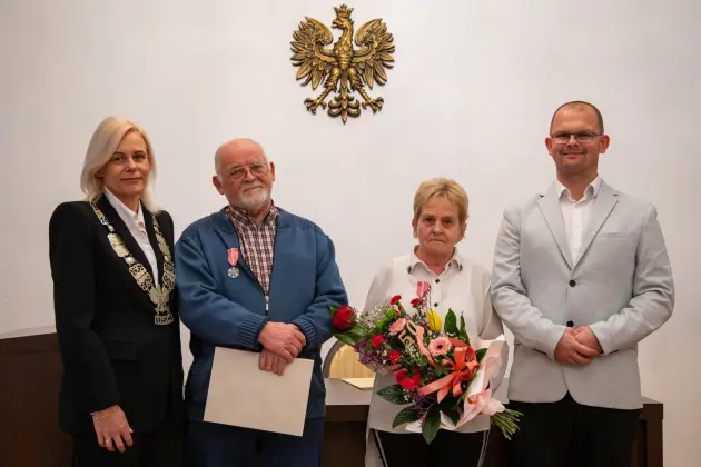 Złote Gody w lęborskim ratuszu – dwie pary świętowały 50-lecie małżeństwa